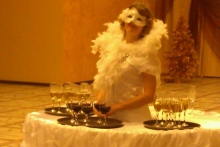 Под хорошую музыку за фуршетом в залах дворца приятно пообщались предприимчивые люди.